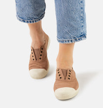 Load image into Gallery viewer, Natural World Plimsolls