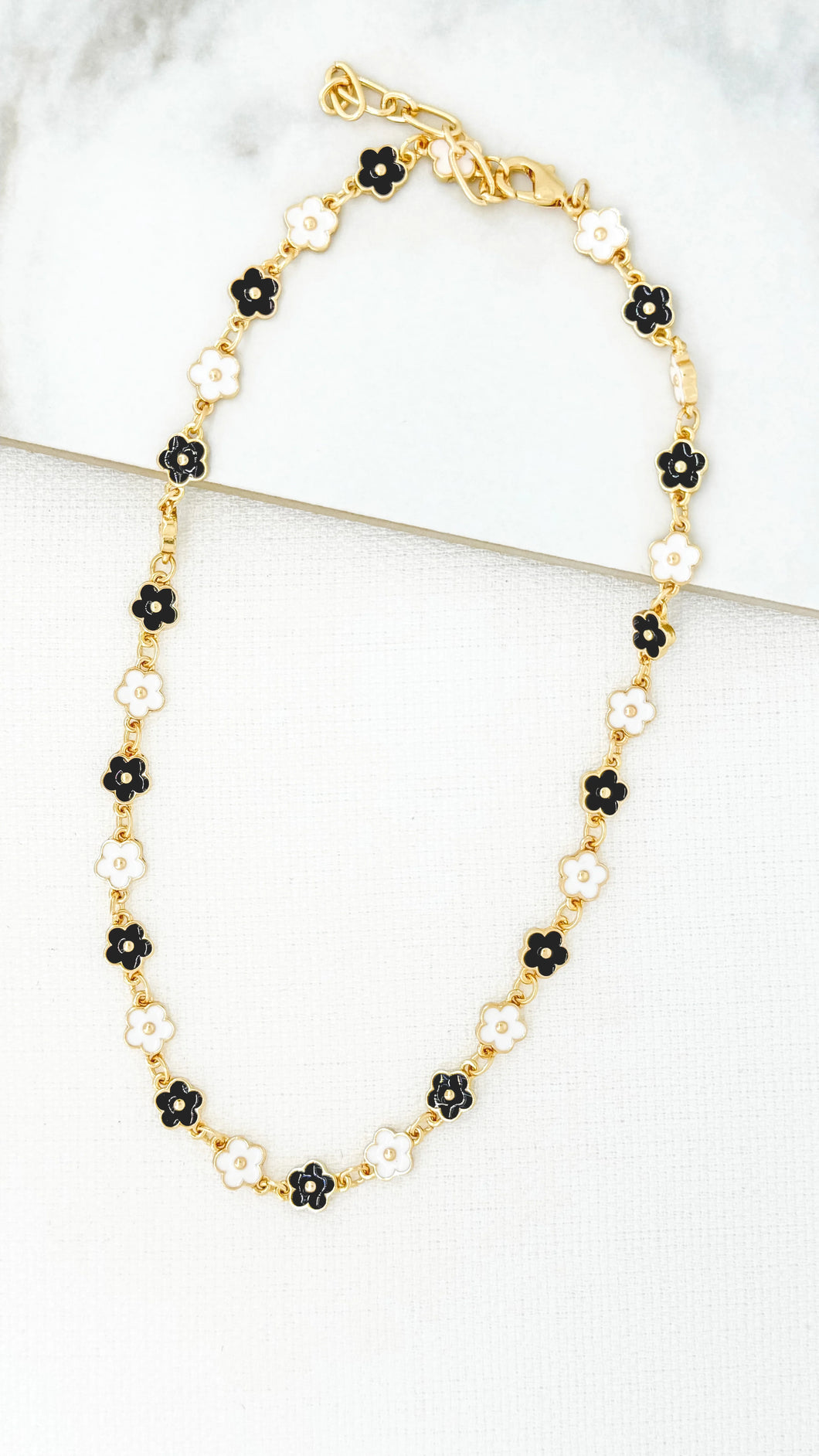 Envy Short Daisy Necklace