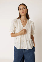 Load image into Gallery viewer, Indi and Cold Floral Blouse
